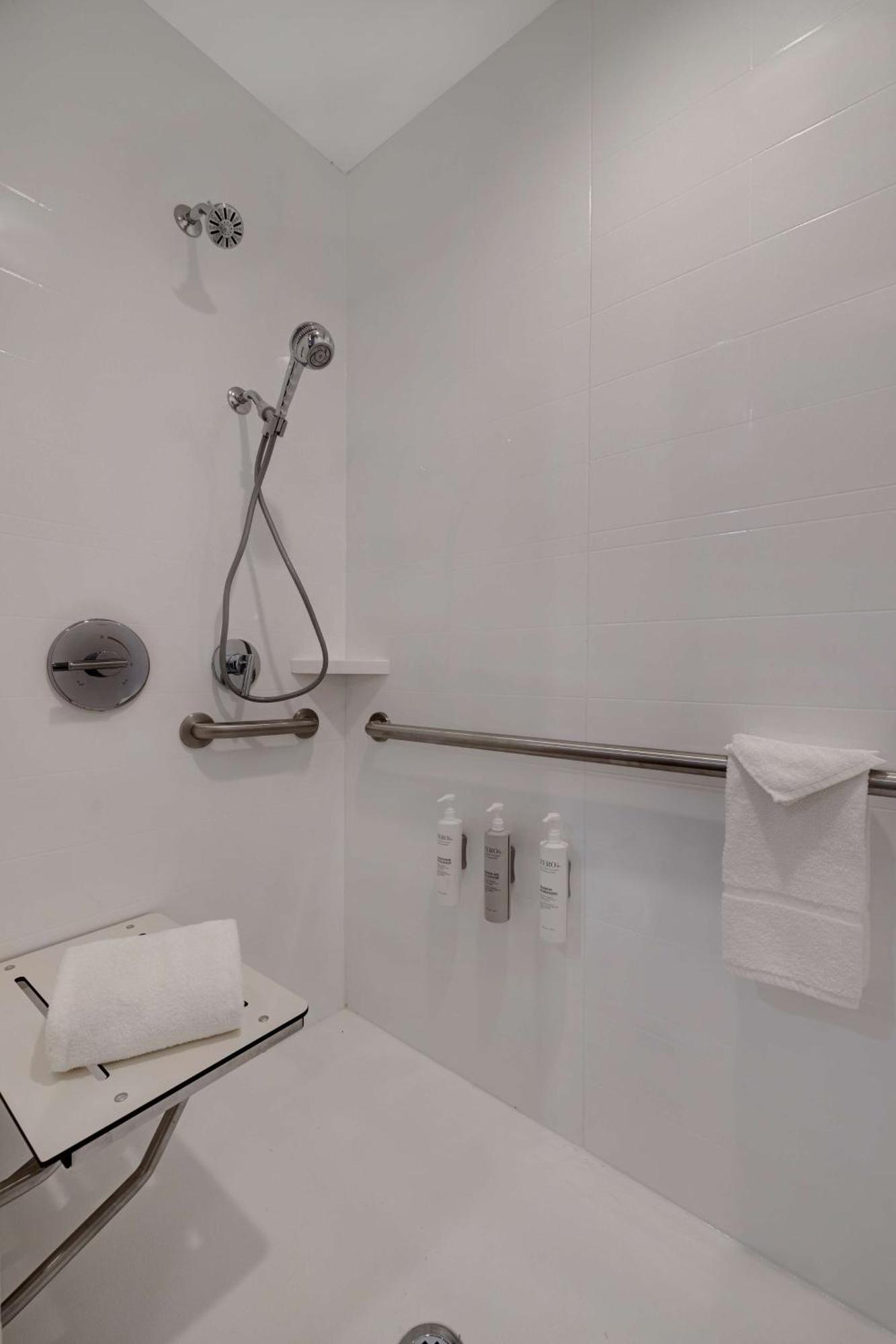 Hampton Inn & Suites مارينا المظهر الخارجي الصورة